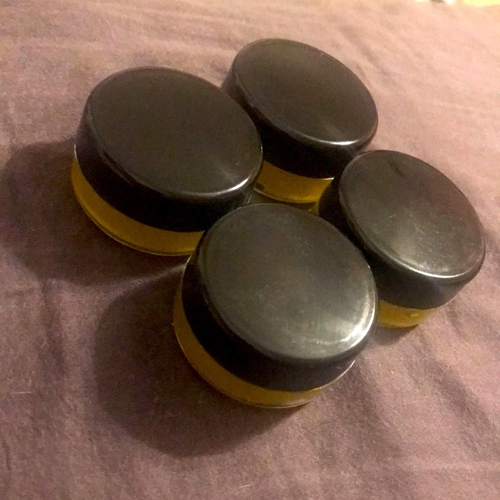 Homemade mango moisturizing lip scrub. 🥭